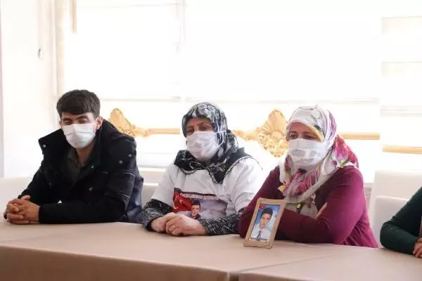 Evlat nöbetindeki baba: Türkiye'nin ve Kürtlerin baş düşmanı HDP ve PKK'dır Evlat nöbetindeki baba: Türkiye'nin ve Kürtlerin baş düşmanı HDP ve PKK'dır