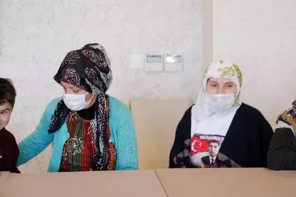 Evlat nöbetindeki baba: Türkiye'nin ve Kürtlerin baş düşmanı HDP ve PKK'dır Evlat nöbetindeki baba: Türkiye'nin ve Kürtlerin baş düşmanı HDP ve PKK'dır