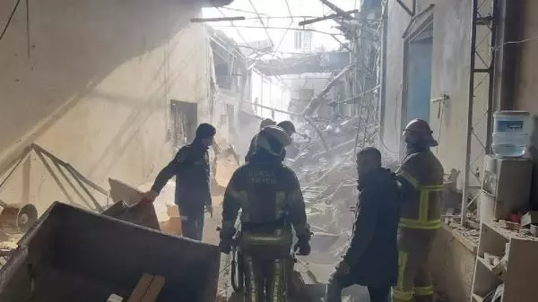 Bursa'da fabrikada buhar kazanı patladı: 1 işçi öldü, 4'ü ağır 6 işçi yaralandı Bursa'da fabrikada buhar kazanı patladı: 1 işçi öldü, 4'ü ağır 6 işçi yaralandı