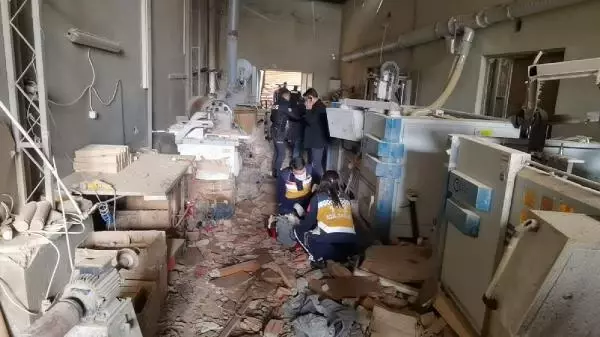 Bursa'da fabrikada buhar kazanı patladı: 1 işçi öldü, 4'ü ağır 6 işçi yaralandı Bursa'da fabrikada buhar kazanı patladı: 1 işçi öldü, 4'ü ağır 6 işçi yaralandı