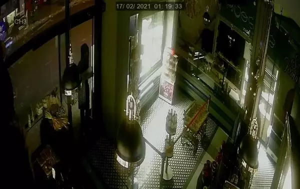 Fırındaki sadaka kutusunu çalan şüpheli, kameralara yakalandı Fırındaki sadaka kutusunu çalan şüpheli, kameralara yakalandı