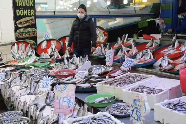Hamsinin fiyatı, denizden tezgaha gelene kadar 3'e katlanıyor Hamsinin fiyatı, denizden tezgaha gelene kadar 3'e katlanıyor