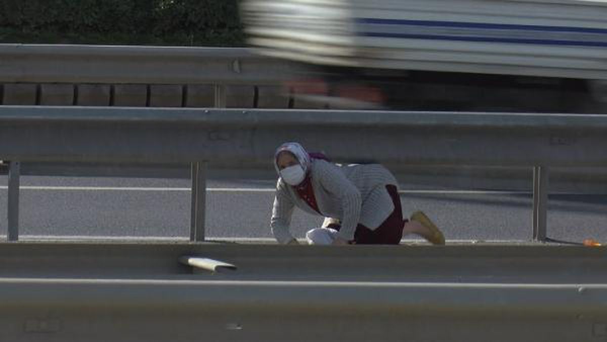 Görüntü İstanbul'un göbeğinden! Mezarlığa ulaşmak isteyenler ölümle burun buruna geliyor