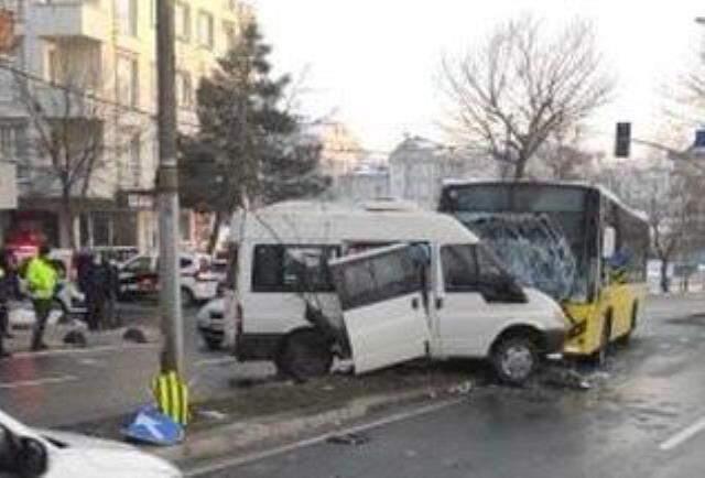 İETT otobüsüyle servis minibüsü çarpıştı: 7 yaralı İETT otobüsüyle servis minibüsü çarpıştı: 7 yaralı