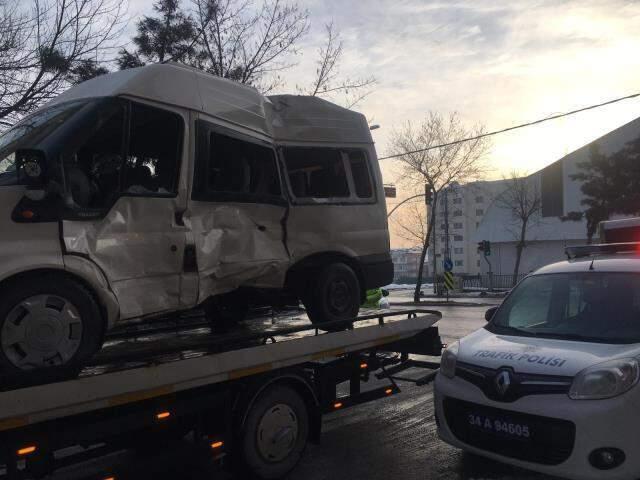 İETT otobüsüyle servis minibüsü çarpıştı: 7 yaralı İETT otobüsüyle servis minibüsü çarpıştı: 7 yaralı