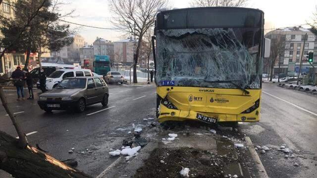 İETT otobüsüyle servis minibüsü çarpıştı: 7 yaralı İETT otobüsüyle servis minibüsü çarpıştı: 7 yaralı
