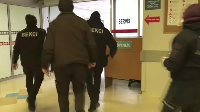 İki polis memuruna bıçaklı saldırı İki polis memuruna bıçaklı saldırı