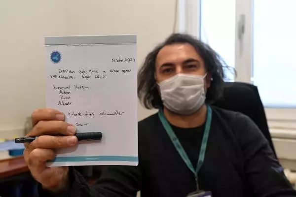 İlk koronavirüs vakasının ardından görüştüğü kişileri not alıyor; listede 8 bin kişi oldu İlk koronavirüs vakasının ardından görüştüğü kişileri not alıyor; listede 8 bin kişi oldu