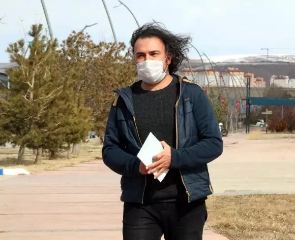 İlk koronavirüs vakasının ardından görüştüğü kişileri not alıyor; listede 8 bin kişi oldu İlk koronavirüs vakasının ardından görüştüğü kişileri not alıyor; listede 8 bin kişi oldu
