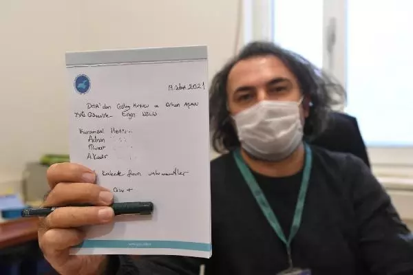 İlk koronavirüs vakasının ardından görüştüğü kişileri not alıyor; listede 8 bin kişi oldu İlk koronavirüs vakasının ardından görüştüğü kişileri not alıyor; listede 8 bin kişi oldu