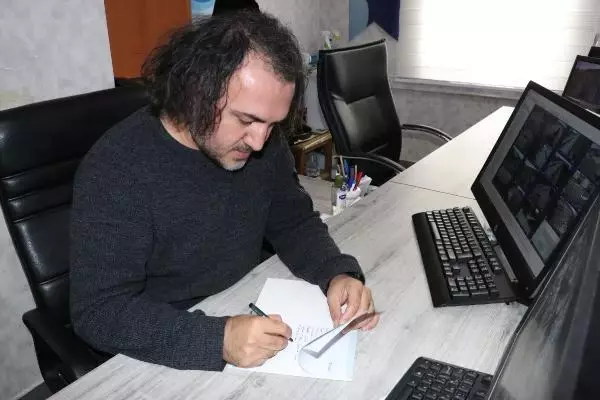 İlk koronavirüs vakasının ardından görüştüğü kişileri not alıyor; listede 8 bin kişi oldu İlk koronavirüs vakasının ardından görüştüğü kişileri not alıyor; listede 8 bin kişi oldu