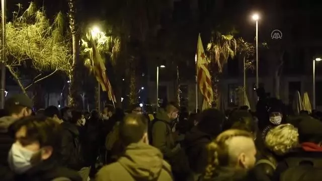 İspanya'da tutuklanan rap sanatçısı Hasel'e destek gösterilerinin dördüncü gününde olaylar devam etti İspanya'da tutuklanan rap sanatçısı Hasel'e destek gösterilerinin dördüncü gününde olaylar devam etti