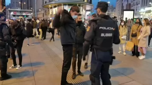 Tutuklu sanatçı Hasel'e destek gösterilerinin 5. gününde polisin aldığı güvenlik önlemleri dikkati çekti Tutuklu sanatçı Hasel'e destek gösterilerinin 5. gününde polisin aldığı güvenlik önlemleri dikkati çekti