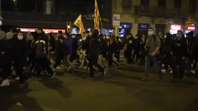 İspanya'da tutuklanan rap sanatçısı Hasel'e destek gösterilerinin dördüncü gününde olaylar devam etti İspanya'da tutuklanan rap sanatçısı Hasel'e destek gösterilerinin dördüncü gününde olaylar devam etti