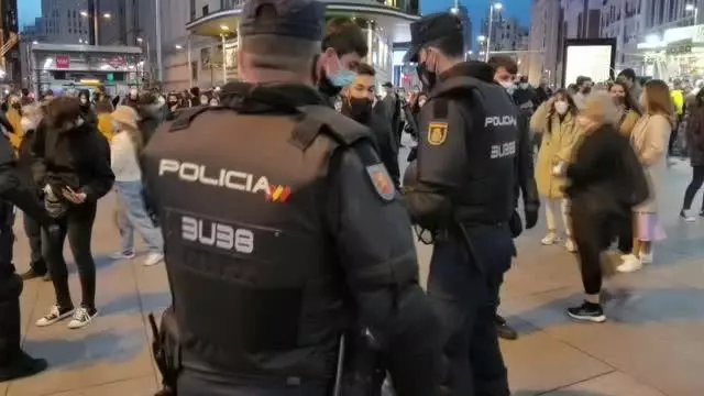 Tutuklu sanatçı Hasel'e destek gösterilerinin 5. gününde polisin aldığı güvenlik önlemleri dikkati çekti Tutuklu sanatçı Hasel'e destek gösterilerinin 5. gününde polisin aldığı güvenlik önlemleri dikkati çekti