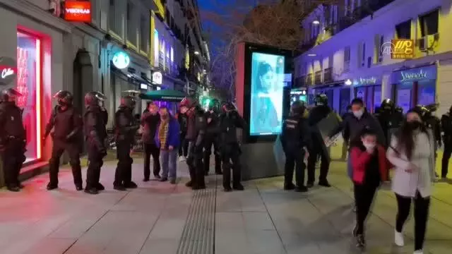 Tutuklu sanatçı Hasel'e destek gösterilerinin 5. gününde polisin aldığı güvenlik önlemleri dikkati çekti Tutuklu sanatçı Hasel'e destek gösterilerinin 5. gününde polisin aldığı güvenlik önlemleri dikkati çekti