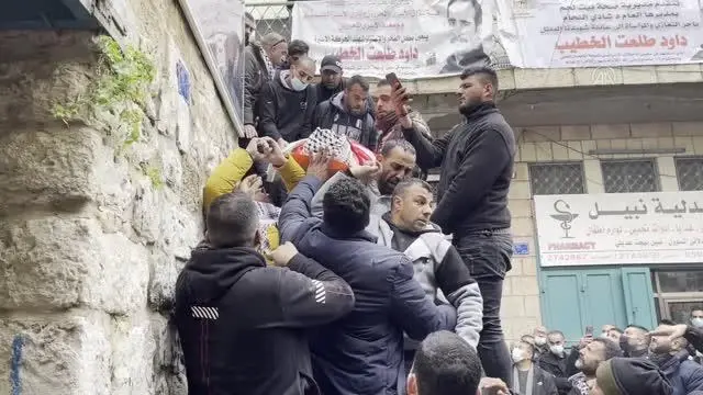 İsrail cezaevinde 6 ay önce vefat eden Filistinli tutuklunun cenazesi toprağa verildi İsrail cezaevinde 6 ay önce vefat eden Filistinli tutuklunun cenazesi toprağa verildi