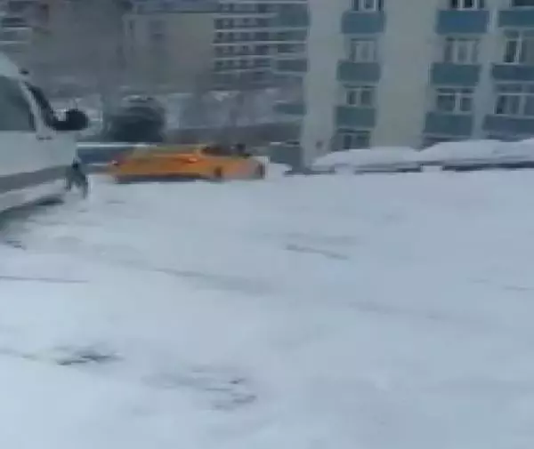 Son dakika haber: İstanbul'da kar kazası; kayan taksiden atladı