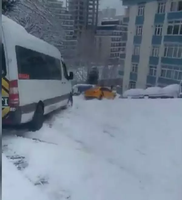 Son dakika haber: İstanbul'da kar kazası; kayan taksiden atladı