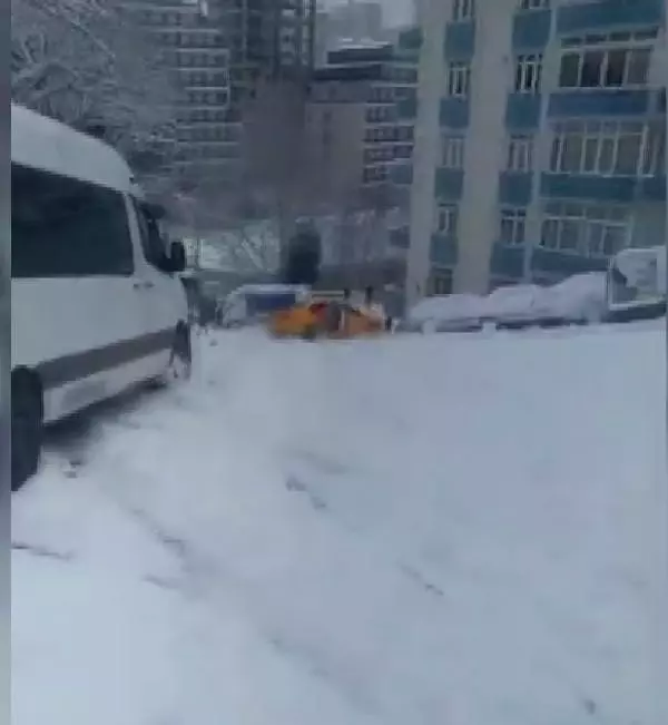 Son dakika haber: İstanbul'da kar kazası; kayan taksiden atladı