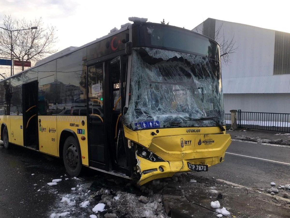 Aşırı hız yapan İETT otobüsü servis minibüsüne çarptı: 7 yaralı