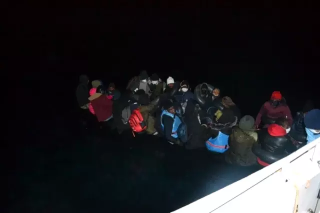 İzmir açıklarında Yunan unsurları tarafından geri itilen 36 göçmen kurtarıldı İzmir açıklarında Yunan unsurları tarafından geri itilen 36 göçmen kurtarıldı