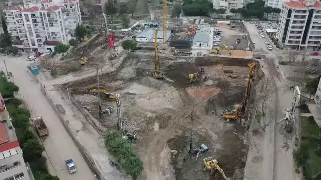 İzmir'de depremin yıktığı bölgede yeni binaların yapımına başlanıyor İzmir'de depremin yıktığı bölgede yeni binaların yapımına başlanıyor