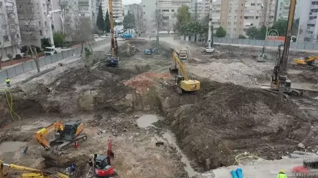 İzmir'de depremin yıktığı bölgede yeni binaların yapımına başlanıyor İzmir'de depremin yıktığı bölgede yeni binaların yapımına başlanıyor