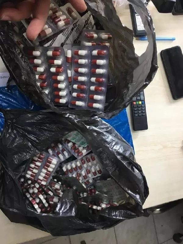 İzmir'de, takside 2 bin 224 adet uyuşturucu hapla yakalanan 3 kişi gözaltına alındı İzmir'de, takside 2 bin 224 adet uyuşturucu hapla yakalanan 3 kişi gözaltına alındı
