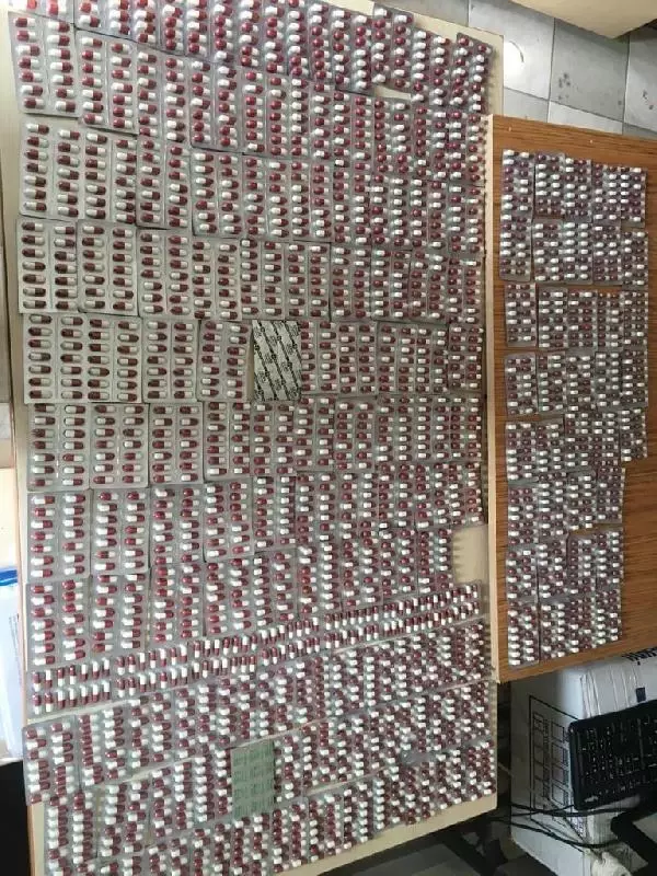 İzmir'de, takside 2 bin 224 adet uyuşturucu hapla yakalanan 3 kişi gözaltına alındı İzmir'de, takside 2 bin 224 adet uyuşturucu hapla yakalanan 3 kişi gözaltına alındı