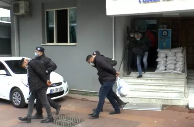 - İzmir merkezli silah kaçakçılığı yapan suç örgütüne operasyon: 9 kişi tutuklandı - İzmir merkezli silah kaçakçılığı yapan suç örgütüne operasyon: 9 kişi tutuklandı