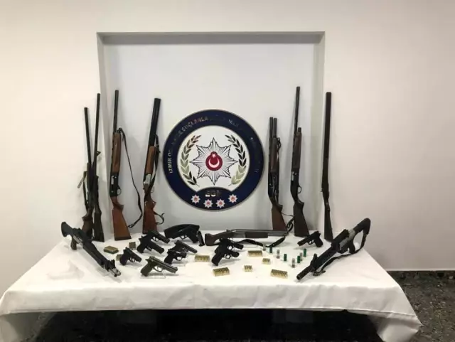 - İzmir merkezli silah kaçakçılığı yapan suç örgütüne operasyon: 9 kişi tutuklandı - İzmir merkezli silah kaçakçılığı yapan suç örgütüne operasyon: 9 kişi tutuklandı