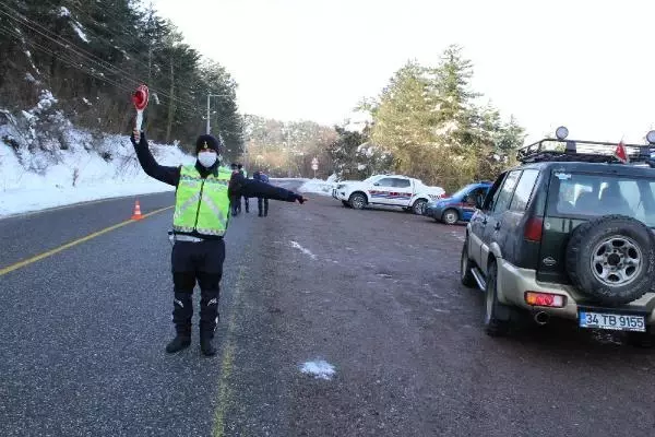 Jandarma izin belgesi olmayanların Kartepe'ye çıkmasına izin verimyor Jandarma izin belgesi olmayanların Kartepe'ye çıkmasına izin verimyor