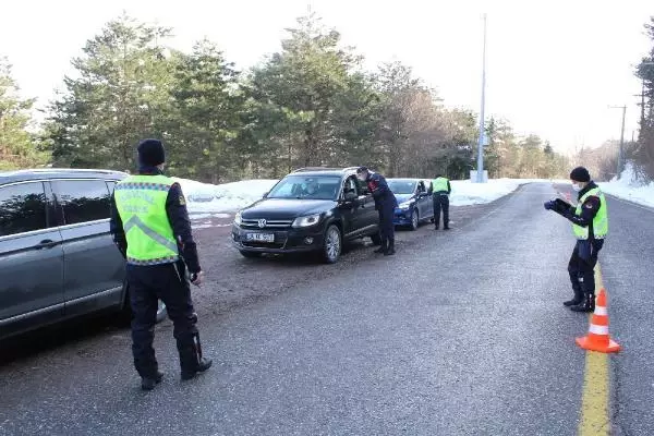 Jandarma izin belgesi olmayanların Kartepe'ye çıkmasına izin verimyor Jandarma izin belgesi olmayanların Kartepe'ye çıkmasına izin verimyor