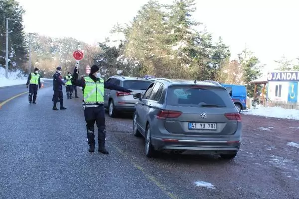 Jandarma izin belgesi olmayanların Kartepe'ye çıkmasına izin verimyor Jandarma izin belgesi olmayanların Kartepe'ye çıkmasına izin verimyor