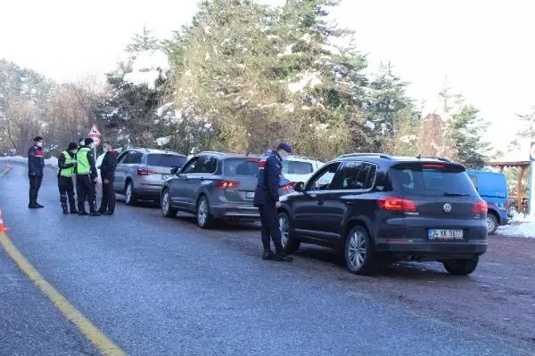 Jandarma izin belgesi olmayanların Kartepe'ye çıkmasına izin verimyor Jandarma izin belgesi olmayanların Kartepe'ye çıkmasına izin verimyor