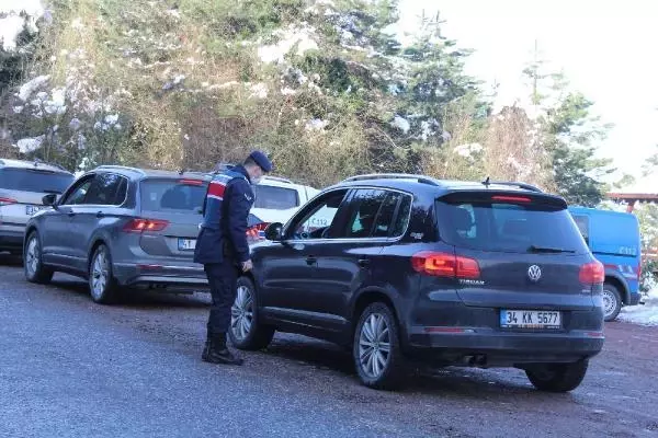 Jandarma izin belgesi olmayanların Kartepe'ye çıkmasına izin verimyor Jandarma izin belgesi olmayanların Kartepe'ye çıkmasına izin verimyor