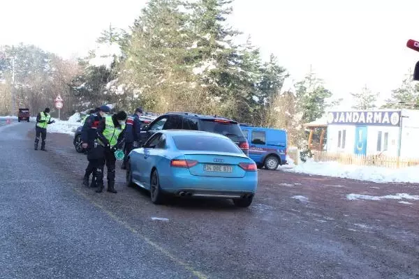 Jandarma izin belgesi olmayanların Kartepe'ye çıkmasına izin verimyor Jandarma izin belgesi olmayanların Kartepe'ye çıkmasına izin verimyor