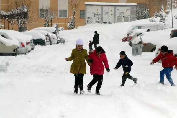Kar kalınlığının 20 santimi bulduğu Van'da, çocukların kar topu eğlencesi Kar kalınlığının 20 santimi bulduğu Van'da, çocukların kar topu eğlencesi