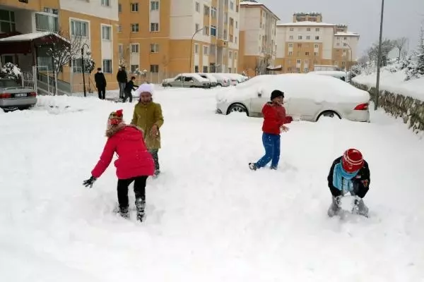 Kar kalınlığının 20 santimi bulduğu Van'da, çocukların kar topu eğlencesi Kar kalınlığının 20 santimi bulduğu Van'da, çocukların kar topu eğlencesi