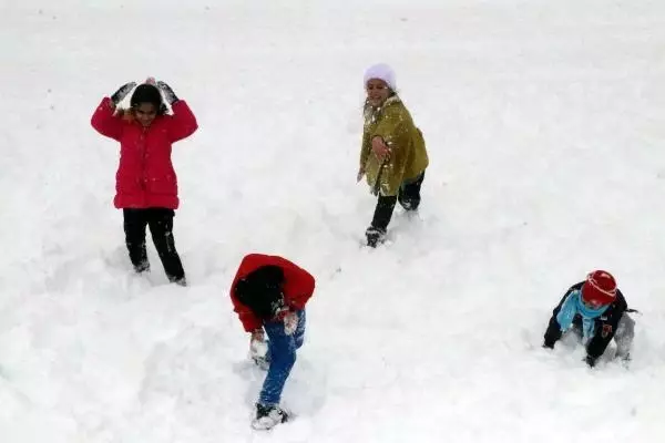 Kar kalınlığının 20 santimi bulduğu Van'da, çocukların kar topu eğlencesi Kar kalınlığının 20 santimi bulduğu Van'da, çocukların kar topu eğlencesi