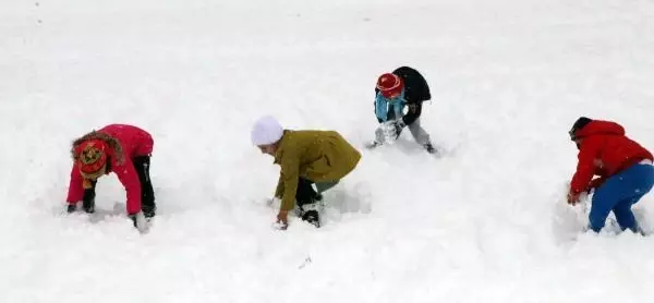 Kar kalınlığının 20 santimi bulduğu Van'da, çocukların kar topu eğlencesi Kar kalınlığının 20 santimi bulduğu Van'da, çocukların kar topu eğlencesi