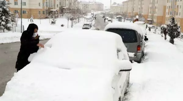 Kar kalınlığının 20 santimi bulduğu Van'da, çocukların kar topu eğlencesi Kar kalınlığının 20 santimi bulduğu Van'da, çocukların kar topu eğlencesi