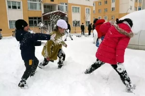 Kar kalınlığının 20 santimi bulduğu Van'da, çocukların kar topu eğlencesi Kar kalınlığının 20 santimi bulduğu Van'da, çocukların kar topu eğlencesi