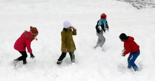 Kar kalınlığının 20 santimi bulduğu Van'da, çocukların kar topu eğlencesi Kar kalınlığının 20 santimi bulduğu Van'da, çocukların kar topu eğlencesi