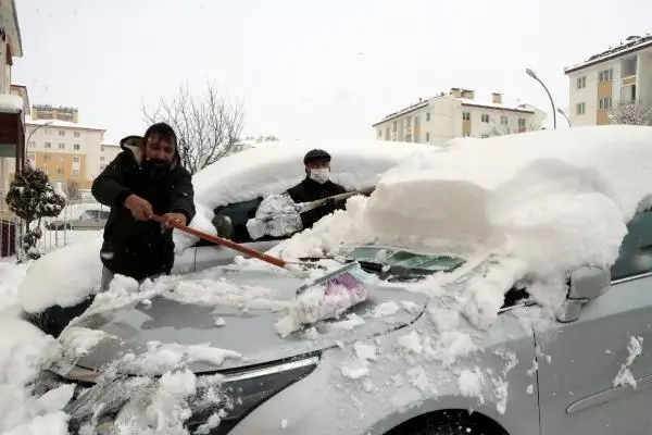 Kar kalınlığının 20 santimi bulduğu Van'da, çocukların kar topu eğlencesi Kar kalınlığının 20 santimi bulduğu Van'da, çocukların kar topu eğlencesi