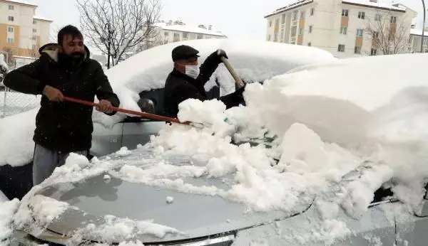 Kar kalınlığının 20 santimi bulduğu Van'da, çocukların kar topu eğlencesi Kar kalınlığının 20 santimi bulduğu Van'da, çocukların kar topu eğlencesi