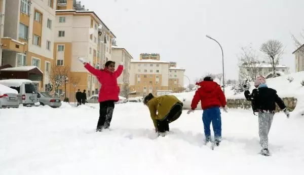 Kar kalınlığının 20 santimi bulduğu Van'da, çocukların kar topu eğlencesi Kar kalınlığının 20 santimi bulduğu Van'da, çocukların kar topu eğlencesi