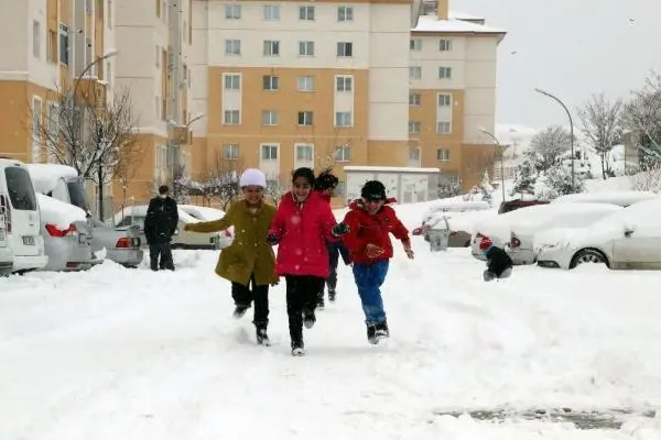 Kar kalınlığının 20 santimi bulduğu Van'da, çocukların kar topu eğlencesi Kar kalınlığının 20 santimi bulduğu Van'da, çocukların kar topu eğlencesi