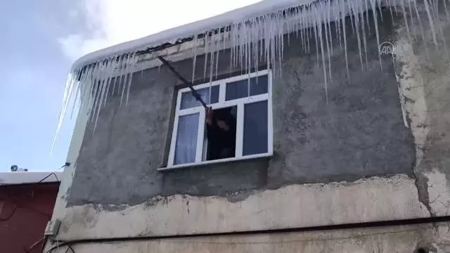Kar yağışı nedeniyle 24 yerleşim yerine ulaşım sağlanamıyor Kar yağışı nedeniyle 24 yerleşim yerine ulaşım sağlanamıyor